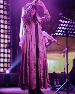 Shakthisree Gopalan Instagram - Thank you #Bangalore for making this one special!♥️
More from our gig at @blrhubba @kanthafestival - with @bhuvanesh_keys @christhejason @napier_naveen @tapassnaresh @rithuvysakh @dyuti_i 
📸 : @irshad_pklr_