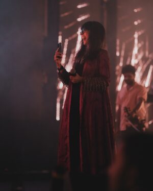 Shakthisree Gopalan Instagram - Thank you #Bangalore for making this one special!♥️
More from our gig at @blrhubba @kanthafestival - with @bhuvanesh_keys @christhejason @napier_naveen @tapassnaresh @rithuvysakh @dyuti_i 
📸 : @irshad_pklr_