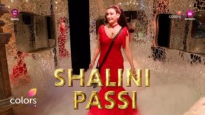 Shalini Passi Instagram - Shalini Passi aayi hai Bigg Boss ke ghar mein, lagane char chand.🥳

Dekhiye #BiggBoss18, Mon-Fri raat 10 baje aur Sat-Sun 9:30 baje, sirf #Colors aur @officialjiocinema par. 

@bellavita.official @vaselineindia @parle2020cookies @chingssecret  @harpic_india @gocheesein

#BiggBoss18 #BiggBoss #BB18

@shalini.passi