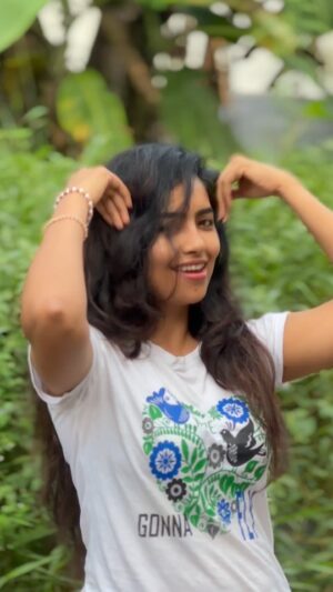 Shalini SJ Instagram - Veruthe oru Rose poii🤣🤣🤣😅😅

@jeinyreji auntyeee enna kollalle ....sorry🤣🤣🤣🤣

#kerala #rose #kottayam #fyp #trending #modeling #photoshoot #keralatourism #viralvideos #kerala