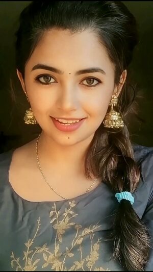 Shalini SJ Instagram - Chinnamma chilakkamma nillu-nillu-nillu
Saelamma silaiyamma sollu-sollu-sollu🥰🥰🥰

#arrahman #song #trending #tamil #bgm