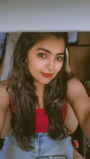 Shalini SJ Instagram - Aaara...angane chaythe 🥰🤣🥰🤣🥰🤣

#uae #fyp #trending #cinema #photoshoot #dubai #hindi #song #jaan