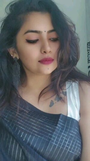 Shalini SJ Instagram - Trending now.....one second...🥰🥰🥰

#trending #onesecond #uae #dubai #insta #reels #cinema #viral #second #india