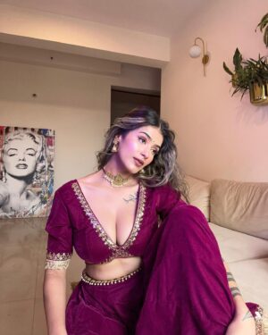 Shambhavi Singh Instagram - साज़िश में शामिल 
सारा जहां हैं 🥀🕊️

Wearing- @laevachi