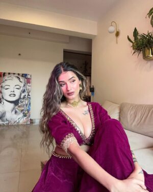 Shambhavi Singh Instagram - साज़िश में शामिल 
सारा जहां हैं 🥀🕊️

Wearing- @laevachi