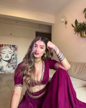 Shambhavi Singh Instagram - साज़िश में शामिल 
सारा जहां हैं 🥀🕊️

Wearing- @laevachi