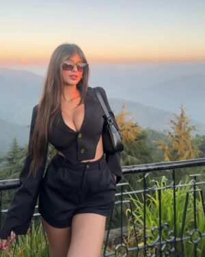 Shambhavi Singh Instagram - Above it all 🏔️🍃
Wearing - @beeglee