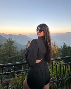 Shambhavi Singh Instagram - Above it all 🏔️🍃
Wearing - @beeglee