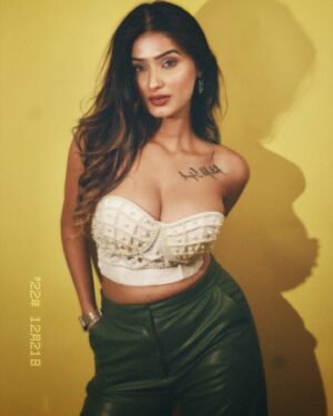 Shambhavi Singh Instagram - A December To Remember ☃️ ❄️ 
.
.
.
.
.
.
.
#explore #december #winter #outfit #fashion #love #zara #forever21 #instagram #instagood #varanasi #banaras #fyp