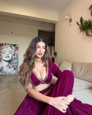 Shambhavi Singh Instagram - साज़िश में शामिल 
सारा जहां हैं 🥀🕊️

Wearing- @laevachi