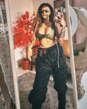 Shambhavi Singh Instagram - She's a baddie 
She know she's a 10 🖤