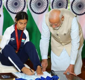 Sheetal Devi Instagram - Humbled and grateful to present an autographed Indian jersey to PM Shri @narendramodi Ji. 

Thank you, sir, for the motivating words and blessings, which serve as a constant source of inspiration.