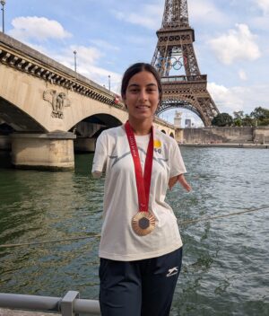 Sheetal Devi Instagram - Unforgettable moments, New memories, and holding them close to my heart, FOREVER. ❤️🧿🇮🇳

@thats_abhilasha992 

#eiffeltower #paris #paralympics2024