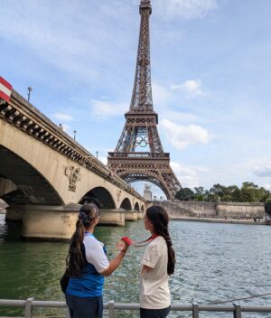 Sheetal Devi Instagram - Unforgettable moments, New memories, and holding them close to my heart, FOREVER. ❤️🧿🇮🇳

@thats_abhilasha992 

#eiffeltower #paris #paralympics2024