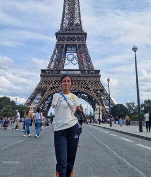 Sheetal Devi Instagram - Unforgettable moments, New memories, and holding them close to my heart, FOREVER. ❤️🧿🇮🇳

@thats_abhilasha992 

#eiffeltower #paris #paralympics2024
