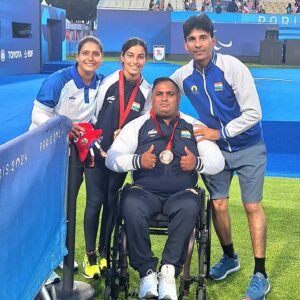 Sheetal Devi Instagram - Jai Mata Di!! 

WE DID IT ❤️🇮🇳... 

Sharing some special moments post-medal ceremony with my incredible mixed doubles partner Rakesh Kumar and our coaches Kuldeep Vedwan sir and Abhilasha ma’am. 

Thank you, India! 🇮🇳 Overwhelmed with gratitude for the unconditional love and support from all of you! ❤️🇮🇳🧿