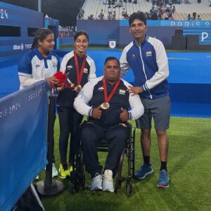 Sheetal Devi Instagram - Jai Mata Di!! 

WE DID IT ❤️🇮🇳... 

Sharing some special moments post-medal ceremony with my incredible mixed doubles partner Rakesh Kumar and our coaches Kuldeep Vedwan sir and Abhilasha ma’am. 

Thank you, India! 🇮🇳 Overwhelmed with gratitude for the unconditional love and support from all of you! ❤️🇮🇳🧿