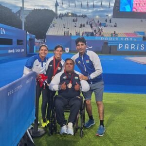 Sheetal Devi Instagram - Jai Mata Di!! 

WE DID IT ❤️🇮🇳... 

Sharing some special moments post-medal ceremony with my incredible mixed doubles partner Rakesh Kumar and our coaches Kuldeep Vedwan sir and Abhilasha ma’am. 

Thank you, India! 🇮🇳 Overwhelmed with gratitude for the unconditional love and support from all of you! ❤️🇮🇳🧿