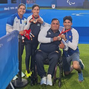 Sheetal Devi Instagram - Jai Mata Di!! 

WE DID IT ❤️🇮🇳... 

Sharing some special moments post-medal ceremony with my incredible mixed doubles partner Rakesh Kumar and our coaches Kuldeep Vedwan sir and Abhilasha ma’am. 

Thank you, India! 🇮🇳 Overwhelmed with gratitude for the unconditional love and support from all of you! ❤️🇮🇳🧿