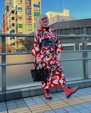 Sheila Cliffe Instagram - The other day I went to Nakano with my friend and I wore my new belt obi by @onyou_japan . I visited their shop at Kimono Salone, but when I saw them I preferred the men’s one to the women’s one. I thought 2 buckles looks neater than 3 and I preferred the slimmer look. (Of course men’s are narrower than women’s!). So I made all kinds of demands and they tailor-made this one specially for me. The width is between men’s and a regular half width obi. It has only 2 buckles and I’m loving how it looks. What do you think? 🤔 @onyou_japan の店はサローネで見ました。でも正直の一件は女性帯より男性帯が好きでした。細いのは良くて、バックルは3より2がスッキリする。なので、色々わがままを聞いて、私の帯を作っていただきました。幅は男性と女性の間の幅、バックルは2個．スッキリします。とても気に入りです。どう思いますか？　Photos @tabitabibouken  #japaneseculture #japanesefashion #japanesestyle #sotd #stylista #tokyofashion  #over60style #over60andfabulous #over60 #grayhair #kimonobijin #advancedstyle #きもの  #きものコーディネート #着物  #着物生活 #着物好き #着物でお出かけ  #趣着物