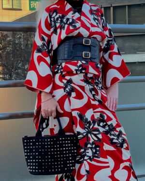 Sheila Cliffe Instagram - The other day I went to Nakano with my friend and I wore my new belt obi by @onyou_japan . I visited their shop at Kimono Salone, but when I saw them I preferred the men’s one to the women’s one. I thought 2 buckles looks neater than 3 and I preferred the slimmer look. (Of course men’s are narrower than women’s!). So I made all kinds of demands and they tailor-made this one specially for me. The width is between men’s and a regular half width obi. It has only 2 buckles and I’m loving how it looks. What do you think? 🤔 @onyou_japan の店はサローネで見ました。でも正直の一件は女性帯より男性帯が好きでした。細いのは良くて、バックルは3より2がスッキリする。なので、色々わがままを聞いて、私の帯を作っていただきました。幅は男性と女性の間の幅、バックルは2個．スッキリします。とても気に入りです。どう思いますか？　Photos @tabitabibouken  #japaneseculture #japanesefashion #japanesestyle #sotd #stylista #tokyofashion  #over60style #over60andfabulous #over60 #grayhair #kimonobijin #advancedstyle #きもの  #きものコーディネート #着物  #着物生活 #着物好き #着物でお出かけ  #趣着物