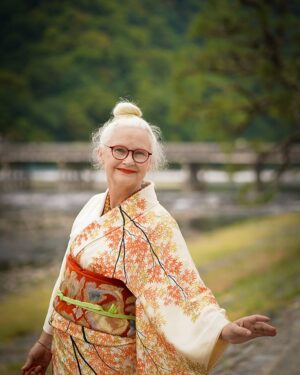 Sheila Cliffe Instagram - ✨ ✨👘シーラと着物レンタルIfu.(@ifu_kyoto_kimono)の初コラボ👘✨
コーディネートした3着は嵐山の景観と相まってとても素敵💕

\シーラ・コーデ 訪問着  紅葉/
日本の秋を体現したような紅葉は遠くからでも目を引く美しさ！！
美しさの中に水墨画のような楓の枝が”力強くかっこよさ”も滲ませます。

\シーラ・コーデ 小紋 椿/
藍色地に染め上げられた紬の着物は、独特の魅力を放ち、温もりを感じさせる一着！
椿は「忍耐」や「生命力」の象徴🕊️
さらに帯にも取り入れたことでより一層魅力に。

\シーラ・コーデ 小紋 向日葵/
すべてに鮮やかな色を取り入れながらも、まとまりのあるコーディネート🌻
大きな向日葵の帯をあわせる事でよりインパクトのある着こなしを。

着物レンタルIfu.でしか着ることができないオリジナル着物を楽しんでいただけると嬉しいです♪
Ifu.でお好きな着物、帯、小物などでお好みのコーディネートをお楽しみください🌷

自由に、そして楽しむことが一番魅力的ですよ！！
ぜひ嵐山へ行く際は「着物」を楽しんでください😊

○利用者限定！ 駅屋上で撮影可能
ここでしか見られない360度の嵐山の絶景を背景に撮影していただけます。
限定開放のため、人の映り込みなど気にせずOK📷✨
ぜひ素敵なロケーションをお楽しみください！

#sheilacliffe #嵐山 #京都観光スポット #着物で京都巡り
#インスタ映えスポット #着物コーデ #アンティーク着物
#日本の美 #日本を感じる旅 #kyotokimono #japanesestyle #Arashiyama