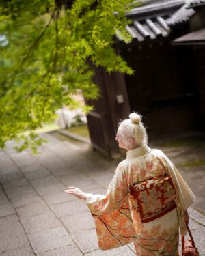Sheila Cliffe Instagram - ✨ ✨👘シーラと着物レンタルIfu.(@ifu_kyoto_kimono)の初コラボ👘✨
コーディネートした3着は嵐山の景観と相まってとても素敵💕

\シーラ・コーデ 訪問着  紅葉/
日本の秋を体現したような紅葉は遠くからでも目を引く美しさ！！
美しさの中に水墨画のような楓の枝が”力強くかっこよさ”も滲ませます。

\シーラ・コーデ 小紋 椿/
藍色地に染め上げられた紬の着物は、独特の魅力を放ち、温もりを感じさせる一着！
椿は「忍耐」や「生命力」の象徴🕊️
さらに帯にも取り入れたことでより一層魅力に。

\シーラ・コーデ 小紋 向日葵/
すべてに鮮やかな色を取り入れながらも、まとまりのあるコーディネート🌻
大きな向日葵の帯をあわせる事でよりインパクトのある着こなしを。

着物レンタルIfu.でしか着ることができないオリジナル着物を楽しんでいただけると嬉しいです♪
Ifu.でお好きな着物、帯、小物などでお好みのコーディネートをお楽しみください🌷

自由に、そして楽しむことが一番魅力的ですよ！！
ぜひ嵐山へ行く際は「着物」を楽しんでください😊

○利用者限定！ 駅屋上で撮影可能
ここでしか見られない360度の嵐山の絶景を背景に撮影していただけます。
限定開放のため、人の映り込みなど気にせずOK📷✨
ぜひ素敵なロケーションをお楽しみください！

#sheilacliffe #嵐山 #京都観光スポット #着物で京都巡り
#インスタ映えスポット #着物コーデ #アンティーク着物
#日本の美 #日本を感じる旅 #kyotokimono #japanesestyle #Arashiyama