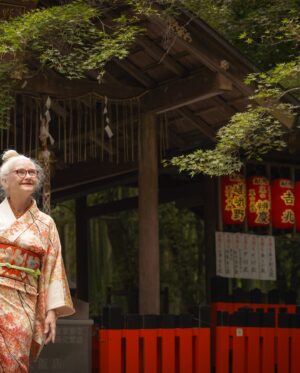 Sheila Cliffe Instagram - ✨ ✨👘シーラと着物レンタルIfu.(@ifu_kyoto_kimono)の初コラボ👘✨
コーディネートした3着は嵐山の景観と相まってとても素敵💕

\シーラ・コーデ 訪問着  紅葉/
日本の秋を体現したような紅葉は遠くからでも目を引く美しさ！！
美しさの中に水墨画のような楓の枝が”力強くかっこよさ”も滲ませます。

\シーラ・コーデ 小紋 椿/
藍色地に染め上げられた紬の着物は、独特の魅力を放ち、温もりを感じさせる一着！
椿は「忍耐」や「生命力」の象徴🕊️
さらに帯にも取り入れたことでより一層魅力に。

\シーラ・コーデ 小紋 向日葵/
すべてに鮮やかな色を取り入れながらも、まとまりのあるコーディネート🌻
大きな向日葵の帯をあわせる事でよりインパクトのある着こなしを。

着物レンタルIfu.でしか着ることができないオリジナル着物を楽しんでいただけると嬉しいです♪
Ifu.でお好きな着物、帯、小物などでお好みのコーディネートをお楽しみください🌷

自由に、そして楽しむことが一番魅力的ですよ！！
ぜひ嵐山へ行く際は「着物」を楽しんでください😊

○利用者限定！ 駅屋上で撮影可能
ここでしか見られない360度の嵐山の絶景を背景に撮影していただけます。
限定開放のため、人の映り込みなど気にせずOK📷✨
ぜひ素敵なロケーションをお楽しみください！

#sheilacliffe #嵐山 #京都観光スポット #着物で京都巡り
#インスタ映えスポット #着物コーデ #アンティーク着物
#日本の美 #日本を感じる旅 #kyotokimono #japanesestyle #Arashiyama