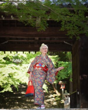 Sheila Cliffe Instagram - ✨ ✨👘シーラと着物レンタルIfu.(@ifu_kyoto_kimono)の初コラボ👘✨
コーディネートした3着は嵐山の景観と相まってとても素敵💕

\シーラ・コーデ 訪問着  紅葉/
日本の秋を体現したような紅葉は遠くからでも目を引く美しさ！！
美しさの中に水墨画のような楓の枝が”力強くかっこよさ”も滲ませます。

\シーラ・コーデ 小紋 椿/
藍色地に染め上げられた紬の着物は、独特の魅力を放ち、温もりを感じさせる一着！
椿は「忍耐」や「生命力」の象徴🕊️
さらに帯にも取り入れたことでより一層魅力に。

\シーラ・コーデ 小紋 向日葵/
すべてに鮮やかな色を取り入れながらも、まとまりのあるコーディネート🌻
大きな向日葵の帯をあわせる事でよりインパクトのある着こなしを。

着物レンタルIfu.でしか着ることができないオリジナル着物を楽しんでいただけると嬉しいです♪
Ifu.でお好きな着物、帯、小物などでお好みのコーディネートをお楽しみください🌷

自由に、そして楽しむことが一番魅力的ですよ！！
ぜひ嵐山へ行く際は「着物」を楽しんでください😊

○利用者限定！ 駅屋上で撮影可能
ここでしか見られない360度の嵐山の絶景を背景に撮影していただけます。
限定開放のため、人の映り込みなど気にせずOK📷✨
ぜひ素敵なロケーションをお楽しみください！

#sheilacliffe #嵐山 #京都観光スポット #着物で京都巡り
#インスタ映えスポット #着物コーデ #アンティーク着物
#日本の美 #日本を感じる旅 #kyotokimono #japanesestyle #Arashiyama