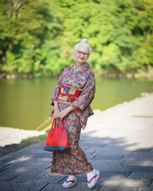 Sheila Cliffe Instagram - ✨ ✨👘シーラと着物レンタルIfu.(@ifu_kyoto_kimono)の初コラボ👘✨
コーディネートした3着は嵐山の景観と相まってとても素敵💕

\シーラ・コーデ 訪問着  紅葉/
日本の秋を体現したような紅葉は遠くからでも目を引く美しさ！！
美しさの中に水墨画のような楓の枝が”力強くかっこよさ”も滲ませます。

\シーラ・コーデ 小紋 椿/
藍色地に染め上げられた紬の着物は、独特の魅力を放ち、温もりを感じさせる一着！
椿は「忍耐」や「生命力」の象徴🕊️
さらに帯にも取り入れたことでより一層魅力に。

\シーラ・コーデ 小紋 向日葵/
すべてに鮮やかな色を取り入れながらも、まとまりのあるコーディネート🌻
大きな向日葵の帯をあわせる事でよりインパクトのある着こなしを。

着物レンタルIfu.でしか着ることができないオリジナル着物を楽しんでいただけると嬉しいです♪
Ifu.でお好きな着物、帯、小物などでお好みのコーディネートをお楽しみください🌷

自由に、そして楽しむことが一番魅力的ですよ！！
ぜひ嵐山へ行く際は「着物」を楽しんでください😊

○利用者限定！ 駅屋上で撮影可能
ここでしか見られない360度の嵐山の絶景を背景に撮影していただけます。
限定開放のため、人の映り込みなど気にせずOK📷✨
ぜひ素敵なロケーションをお楽しみください！

#sheilacliffe #嵐山 #京都観光スポット #着物で京都巡り
#インスタ映えスポット #着物コーデ #アンティーク着物
#日本の美 #日本を感じる旅 #kyotokimono #japanesestyle #Arashiyama