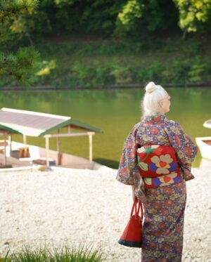 Sheila Cliffe Instagram - ✨ ✨👘シーラと着物レンタルIfu.(@ifu_kyoto_kimono)の初コラボ👘✨
コーディネートした3着は嵐山の景観と相まってとても素敵💕

\シーラ・コーデ 訪問着  紅葉/
日本の秋を体現したような紅葉は遠くからでも目を引く美しさ！！
美しさの中に水墨画のような楓の枝が”力強くかっこよさ”も滲ませます。

\シーラ・コーデ 小紋 椿/
藍色地に染め上げられた紬の着物は、独特の魅力を放ち、温もりを感じさせる一着！
椿は「忍耐」や「生命力」の象徴🕊️
さらに帯にも取り入れたことでより一層魅力に。

\シーラ・コーデ 小紋 向日葵/
すべてに鮮やかな色を取り入れながらも、まとまりのあるコーディネート🌻
大きな向日葵の帯をあわせる事でよりインパクトのある着こなしを。

着物レンタルIfu.でしか着ることができないオリジナル着物を楽しんでいただけると嬉しいです♪
Ifu.でお好きな着物、帯、小物などでお好みのコーディネートをお楽しみください🌷

自由に、そして楽しむことが一番魅力的ですよ！！
ぜひ嵐山へ行く際は「着物」を楽しんでください😊

○利用者限定！ 駅屋上で撮影可能
ここでしか見られない360度の嵐山の絶景を背景に撮影していただけます。
限定開放のため、人の映り込みなど気にせずOK📷✨
ぜひ素敵なロケーションをお楽しみください！

#sheilacliffe #嵐山 #京都観光スポット #着物で京都巡り
#インスタ映えスポット #着物コーデ #アンティーク着物
#日本の美 #日本を感じる旅 #kyotokimono #japanesestyle #Arashiyama