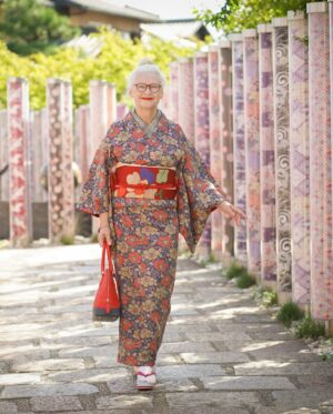 Sheila Cliffe Instagram - ✨ ✨👘シーラと着物レンタルIfu.(@ifu_kyoto_kimono)の初コラボ👘✨
コーディネートした3着は嵐山の景観と相まってとても素敵💕

\シーラ・コーデ 訪問着  紅葉/
日本の秋を体現したような紅葉は遠くからでも目を引く美しさ！！
美しさの中に水墨画のような楓の枝が”力強くかっこよさ”も滲ませます。

\シーラ・コーデ 小紋 椿/
藍色地に染め上げられた紬の着物は、独特の魅力を放ち、温もりを感じさせる一着！
椿は「忍耐」や「生命力」の象徴🕊️
さらに帯にも取り入れたことでより一層魅力に。

\シーラ・コーデ 小紋 向日葵/
すべてに鮮やかな色を取り入れながらも、まとまりのあるコーディネート🌻
大きな向日葵の帯をあわせる事でよりインパクトのある着こなしを。

着物レンタルIfu.でしか着ることができないオリジナル着物を楽しんでいただけると嬉しいです♪
Ifu.でお好きな着物、帯、小物などでお好みのコーディネートをお楽しみください🌷

自由に、そして楽しむことが一番魅力的ですよ！！
ぜひ嵐山へ行く際は「着物」を楽しんでください😊

○利用者限定！ 駅屋上で撮影可能
ここでしか見られない360度の嵐山の絶景を背景に撮影していただけます。
限定開放のため、人の映り込みなど気にせずOK📷✨
ぜひ素敵なロケーションをお楽しみください！

#sheilacliffe #嵐山 #京都観光スポット #着物で京都巡り
#インスタ映えスポット #着物コーデ #アンティーク着物
#日本の美 #日本を感じる旅 #kyotokimono #japanesestyle #Arashiyama