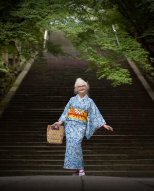 Sheila Cliffe Instagram - ✨ ✨👘シーラと着物レンタルIfu.(@ifu_kyoto_kimono)の初コラボ👘✨
コーディネートした3着は嵐山の景観と相まってとても素敵💕

\シーラ・コーデ 訪問着  紅葉/
日本の秋を体現したような紅葉は遠くからでも目を引く美しさ！！
美しさの中に水墨画のような楓の枝が”力強くかっこよさ”も滲ませます。

\シーラ・コーデ 小紋 椿/
藍色地に染め上げられた紬の着物は、独特の魅力を放ち、温もりを感じさせる一着！
椿は「忍耐」や「生命力」の象徴🕊️
さらに帯にも取り入れたことでより一層魅力に。

\シーラ・コーデ 小紋 向日葵/
すべてに鮮やかな色を取り入れながらも、まとまりのあるコーディネート🌻
大きな向日葵の帯をあわせる事でよりインパクトのある着こなしを。

着物レンタルIfu.でしか着ることができないオリジナル着物を楽しんでいただけると嬉しいです♪
Ifu.でお好きな着物、帯、小物などでお好みのコーディネートをお楽しみください🌷

自由に、そして楽しむことが一番魅力的ですよ！！
ぜひ嵐山へ行く際は「着物」を楽しんでください😊

○利用者限定！ 駅屋上で撮影可能
ここでしか見られない360度の嵐山の絶景を背景に撮影していただけます。
限定開放のため、人の映り込みなど気にせずOK📷✨
ぜひ素敵なロケーションをお楽しみください！

#sheilacliffe #嵐山 #京都観光スポット #着物で京都巡り
#インスタ映えスポット #着物コーデ #アンティーク着物
#日本の美 #日本を感じる旅 #kyotokimono #japanesestyle #Arashiyama