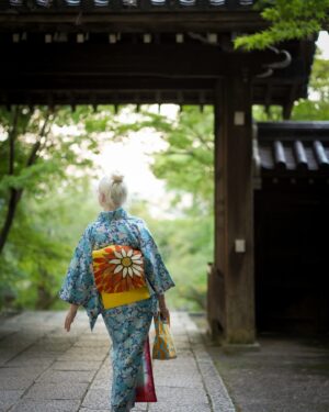 Sheila Cliffe Instagram - ✨ ✨👘シーラと着物レンタルIfu.(@ifu_kyoto_kimono)の初コラボ👘✨
コーディネートした3着は嵐山の景観と相まってとても素敵💕

\シーラ・コーデ 訪問着  紅葉/
日本の秋を体現したような紅葉は遠くからでも目を引く美しさ！！
美しさの中に水墨画のような楓の枝が”力強くかっこよさ”も滲ませます。

\シーラ・コーデ 小紋 椿/
藍色地に染め上げられた紬の着物は、独特の魅力を放ち、温もりを感じさせる一着！
椿は「忍耐」や「生命力」の象徴🕊️
さらに帯にも取り入れたことでより一層魅力に。

\シーラ・コーデ 小紋 向日葵/
すべてに鮮やかな色を取り入れながらも、まとまりのあるコーディネート🌻
大きな向日葵の帯をあわせる事でよりインパクトのある着こなしを。

着物レンタルIfu.でしか着ることができないオリジナル着物を楽しんでいただけると嬉しいです♪
Ifu.でお好きな着物、帯、小物などでお好みのコーディネートをお楽しみください🌷

自由に、そして楽しむことが一番魅力的ですよ！！
ぜひ嵐山へ行く際は「着物」を楽しんでください😊

○利用者限定！ 駅屋上で撮影可能
ここでしか見られない360度の嵐山の絶景を背景に撮影していただけます。
限定開放のため、人の映り込みなど気にせずOK📷✨
ぜひ素敵なロケーションをお楽しみください！

#sheilacliffe #嵐山 #京都観光スポット #着物で京都巡り
#インスタ映えスポット #着物コーデ #アンティーク着物
#日本の美 #日本を感じる旅 #kyotokimono #japanesestyle #Arashiyama