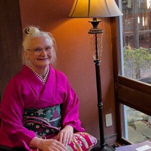 Sheila Cliffe Instagram - Merry Christmas from Hatsuneya in Kawagoe! メリークリスマス🎄🎁！　#japaneseculture #japanesefashion #japanesestyle #sotd #stylista #tokyofashion  #over60style #over60andfabulous #over60 #grayhair #kimonobijin #advancedstyle #きもの  #きものコーディネート #着物  #着物生活 #着物好き #着物でお出かけ  #趣着物