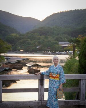 Sheila Cliffe Instagram - ✨ ✨👘シーラと着物レンタルIfu.(@ifu_kyoto_kimono)の初コラボ👘✨
コーディネートした3着は嵐山の景観と相まってとても素敵💕

\シーラ・コーデ 訪問着  紅葉/
日本の秋を体現したような紅葉は遠くからでも目を引く美しさ！！
美しさの中に水墨画のような楓の枝が”力強くかっこよさ”も滲ませます。

\シーラ・コーデ 小紋 椿/
藍色地に染め上げられた紬の着物は、独特の魅力を放ち、温もりを感じさせる一着！
椿は「忍耐」や「生命力」の象徴🕊️
さらに帯にも取り入れたことでより一層魅力に。

\シーラ・コーデ 小紋 向日葵/
すべてに鮮やかな色を取り入れながらも、まとまりのあるコーディネート🌻
大きな向日葵の帯をあわせる事でよりインパクトのある着こなしを。

着物レンタルIfu.でしか着ることができないオリジナル着物を楽しんでいただけると嬉しいです♪
Ifu.でお好きな着物、帯、小物などでお好みのコーディネートをお楽しみください🌷

自由に、そして楽しむことが一番魅力的ですよ！！
ぜひ嵐山へ行く際は「着物」を楽しんでください😊

○利用者限定！ 駅屋上で撮影可能
ここでしか見られない360度の嵐山の絶景を背景に撮影していただけます。
限定開放のため、人の映り込みなど気にせずOK📷✨
ぜひ素敵なロケーションをお楽しみください！

#sheilacliffe #嵐山 #京都観光スポット #着物で京都巡り
#インスタ映えスポット #着物コーデ #アンティーク着物
#日本の美 #日本を感じる旅 #kyotokimono #japanesestyle #Arashiyama