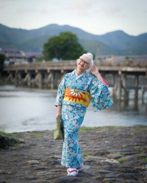 Sheila Cliffe Instagram - ✨ ✨👘シーラと着物レンタルIfu.(@ifu_kyoto_kimono)の初コラボ👘✨
コーディネートした3着は嵐山の景観と相まってとても素敵💕

\シーラ・コーデ 訪問着  紅葉/
日本の秋を体現したような紅葉は遠くからでも目を引く美しさ！！
美しさの中に水墨画のような楓の枝が”力強くかっこよさ”も滲ませます。

\シーラ・コーデ 小紋 椿/
藍色地に染め上げられた紬の着物は、独特の魅力を放ち、温もりを感じさせる一着！
椿は「忍耐」や「生命力」の象徴🕊️
さらに帯にも取り入れたことでより一層魅力に。

\シーラ・コーデ 小紋 向日葵/
すべてに鮮やかな色を取り入れながらも、まとまりのあるコーディネート🌻
大きな向日葵の帯をあわせる事でよりインパクトのある着こなしを。

着物レンタルIfu.でしか着ることができないオリジナル着物を楽しんでいただけると嬉しいです♪
Ifu.でお好きな着物、帯、小物などでお好みのコーディネートをお楽しみください🌷

自由に、そして楽しむことが一番魅力的ですよ！！
ぜひ嵐山へ行く際は「着物」を楽しんでください😊

○利用者限定！ 駅屋上で撮影可能
ここでしか見られない360度の嵐山の絶景を背景に撮影していただけます。
限定開放のため、人の映り込みなど気にせずOK📷✨
ぜひ素敵なロケーションをお楽しみください！

#sheilacliffe #嵐山 #京都観光スポット #着物で京都巡り
#インスタ映えスポット #着物コーデ #アンティーク着物
#日本の美 #日本を感じる旅 #kyotokimono #japanesestyle #Arashiyama