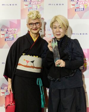 Sheila Cliffe Instagram - Today @Oyama Chie won the @milbon.japan hair awards photo contest. The theme was Be Free, Be Colorful! 大山ちえさんが優勝しました。おめでとう御座います㊗️ Congratulations to Chie and her team! @zig_atsuya #japaneseculture #japanesefashion #japanesestyle #sotd #stylista #tokyofashion  #over60style #over60andfabulous #over60 #grayhair #kimonobijin #advancedstyle #きもの  #きものコーディネート #着物  #着物生活 #着物好き #着物でお出かけ  #趣着物