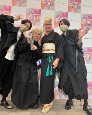 Sheila Cliffe Instagram - Today @Oyama Chie won the @milbon.japan hair awards photo contest. The theme was Be Free, Be Colorful! 大山ちえさんが優勝しました。おめでとう御座います㊗️ Congratulations to Chie and her team! @zig_atsuya #japaneseculture #japanesefashion #japanesestyle #sotd #stylista #tokyofashion  #over60style #over60andfabulous #over60 #grayhair #kimonobijin #advancedstyle #きもの  #きものコーディネート #着物  #着物生活 #着物好き #着物でお出かけ  #趣着物