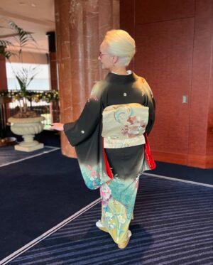 Sheila Cliffe Instagram - At the Westin, Tokyo. #japaneseculture #japanesefashion #japanesestyle #sotd #stylista #tokyofashion  #over60style #over60andfabulous #over60 #grayhair #kimonobijin #advancedstyle #きもの  #きものコーディネート #着物  #着物生活 #着物好き #着物でお出かけ  #趣着物