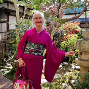 Sheila Cliffe Instagram - Merry Christmas from Hatsuneya in Kawagoe! メリークリスマス🎄🎁！　#japaneseculture #japanesefashion #japanesestyle #sotd #stylista #tokyofashion  #over60style #over60andfabulous #over60 #grayhair #kimonobijin #advancedstyle #きもの  #きものコーディネート #着物  #着物生活 #着物好き #着物でお出かけ  #趣着物