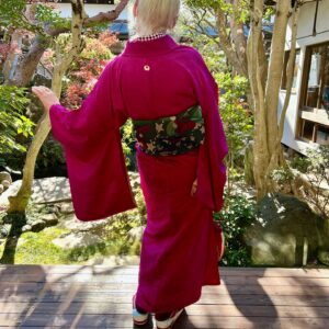 Sheila Cliffe Instagram - Merry Christmas from Hatsuneya in Kawagoe! メリークリスマス🎄🎁！　#japaneseculture #japanesefashion #japanesestyle #sotd #stylista #tokyofashion  #over60style #over60andfabulous #over60 #grayhair #kimonobijin #advancedstyle #きもの  #きものコーディネート #着物  #着物生活 #着物好き #着物でお出かけ  #趣着物