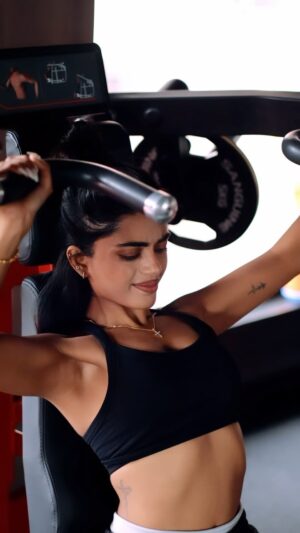 Simi das Instagram - Shoulders itna strong banao taki khudka dukh dard wali bhoj le pao bina sikhaet kiye 🥹🫰
.
.
.
#gymgirl #gymdays #gymlifestyle #gymlife #fitnessmotivation #workoutmotivation #gymhumor