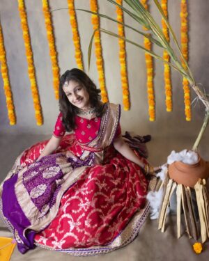 Sitara Ghattamaneni Instagram - Let the kites of happiness fly high!! 🪁 #HappySankranti everyone ✨

Jewellery: @vasundharadiamondrf
Photography: @manogna.reddy
Stylist: @nithishasriram
HMU: @gotomirrors