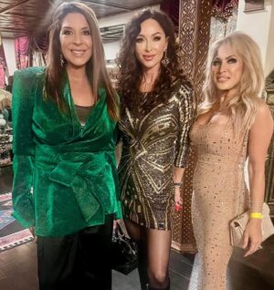 Sofia Milos Instagram - Fabulous Christmas party 2024 , at my friend #suewong custom made moroccan Palazzo. 
Wonderful seimg the usual suspects , share laughs and yummi food in the Christmas spirit of Joy , love, peace and sharing . Had a blast thank you @suewongfashion !
So nice to see so many amazing artist friends again ❤️🎄✨
@devinenews 
@billyzane 
@melissa.niece.smith 
@nigeldalyofficial and Louise 
@wowcreations 
Christ Pitman
@stevecook and Sandra 
@markgonpoint 
@morrisonmaryam @the_eden_magazine_ 
@kova_alexander 
And many more …
Amazing musicians serenading us 

Swipe left ⬅️ for more photos 

#christmasparty #christmas #christmas2024 #dinnerparty #suewong #grateful #losangeles#artist #friends