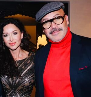 Sofia Milos Instagram - Fabulous Christmas party 2024 , at my friend #suewong custom made moroccan Palazzo. 
Wonderful seimg the usual suspects , share laughs and yummi food in the Christmas spirit of Joy , love, peace and sharing . Had a blast thank you @suewongfashion !
So nice to see so many amazing artist friends again ❤️🎄✨
@devinenews 
@billyzane 
@melissa.niece.smith 
@nigeldalyofficial and Louise 
@wowcreations 
Christ Pitman
@stevecook and Sandra 
@markgonpoint 
@morrisonmaryam @the_eden_magazine_ 
@kova_alexander 
And many more …
Amazing musicians serenading us 

Swipe left ⬅️ for more photos 

#christmasparty #christmas #christmas2024 #dinnerparty #suewong #grateful #losangeles#artist #friends