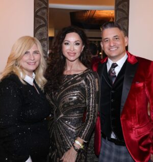 Sofia Milos Instagram - Fabulous Christmas party 2024 , at my friend #suewong custom made moroccan Palazzo. 
Wonderful seimg the usual suspects , share laughs and yummi food in the Christmas spirit of Joy , love, peace and sharing . Had a blast thank you @suewongfashion !
So nice to see so many amazing artist friends again ❤️🎄✨
@devinenews 
@billyzane 
@melissa.niece.smith 
@nigeldalyofficial and Louise 
@wowcreations 
Christ Pitman
@stevecook and Sandra 
@markgonpoint 
@morrisonmaryam @the_eden_magazine_ 
@kova_alexander 
And many more …
Amazing musicians serenading us 

Swipe left ⬅️ for more photos 

#christmasparty #christmas #christmas2024 #dinnerparty #suewong #grateful #losangeles#artist #friends