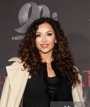 Sofia Milos Instagram - Last Night’s premiere at the Lemmle Theatre in Beverly Hills honoring Tony Todd ( the CandyMan), on the red carpet on a chilly Thursday night .

SWIPE left ⬅️for more photos. 

Photos by Victoria Sirakove
#boots by my favorite @enricocuini 
#purse @ysl 

#actress #sofiamilos ##redcarpet #maxmara #coat #fashion #style #winterfashion
