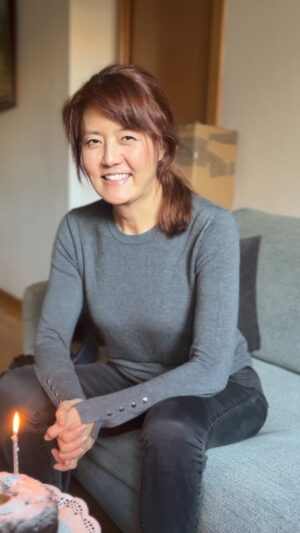 Sohn Mi-na Instagram - 손수 만든 케잌을 들고 나오며 “빨리 소원을 빌어!” 라고 하는 마르따의 말에 … 눈 질끈 감고 ”지금 빌고 있어~“라고 말하는 나. 

누군가 친구? 자매? 가족? 이런 질문을 하면 헷갈릴 정도로 서로 아끼고 믿는 우리. 

20년째 서로의 생일을 챙겨온 사이지만, 올해는 왠지 특별하다~  one of my best birthdays!! 🎂♥️☀️🎯👍🙏🥳🤩

생일 축하해주신 모든 분들 감사해요~ 세상에서 가장 고귀한 것 중 하나는 바로 우정인 것 같아요 🔆☀️♥️

#생일 #바르셀로나 #besties