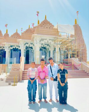 Sona Dey Instagram - Pyaar bane rahega hamesha🛕🕌

#temple #mosque #dubai #abudhabi